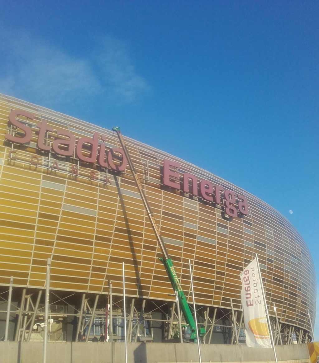 Dźwig AKRAN podczas prac montażowych przy Stadionie Energa w Gdańsku