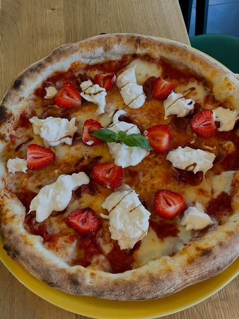 Pizza z pomidorkami, burratą i bazylią