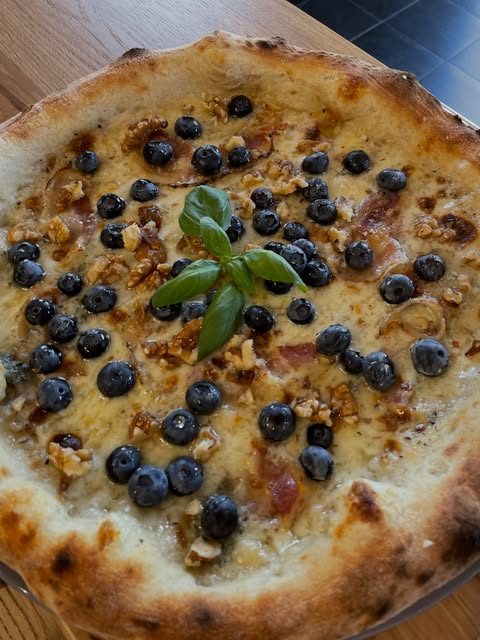 Pizza bianca z borówkami
