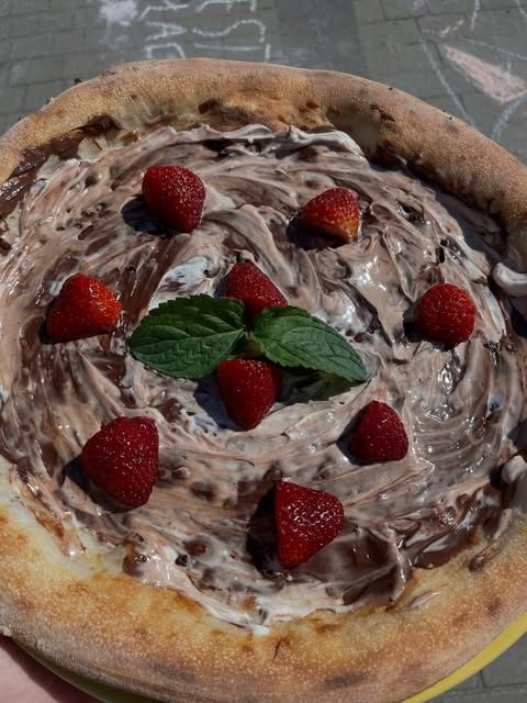 Pizza deserowa z mascarpone i truskawkami