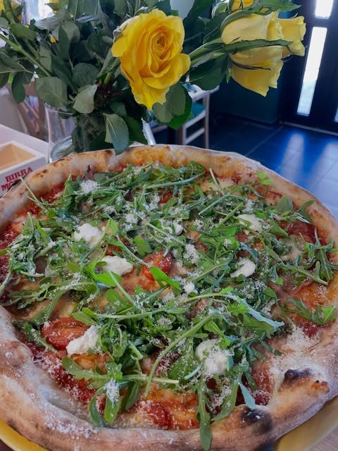 Pizza z rukolą i burratą